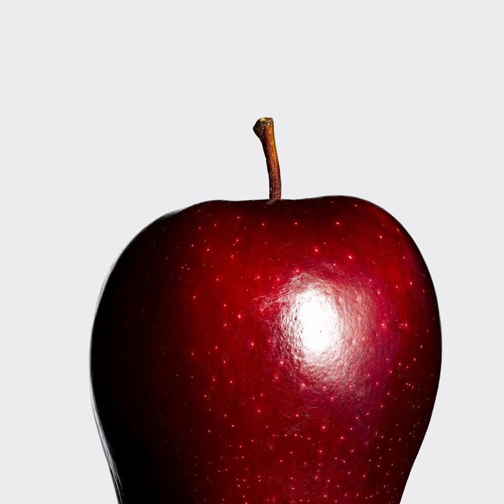 https://hips.hearstapps.com/hmg-prod/images/washington-red-delicious-apple-royalty-free-image-1659453387.jpg?crop=0.870xw:0.652xh;0.0656xw,0.131xh&resize=980:*