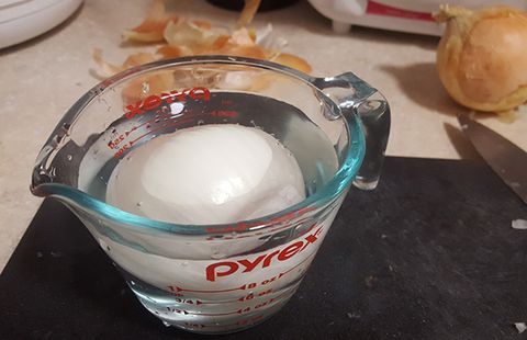 Soaking onion in cold water