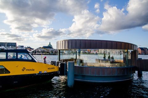 Met de waterbus kun je je door de kanalen gemakkelijk en goedkoop van de ene bezienswaardigheid naar de andere verplaatsen en de mooiste plekjes van Kopenhagen bewonderen zoals de Koninklijke Opera of de Koninklijke Bibliotheek