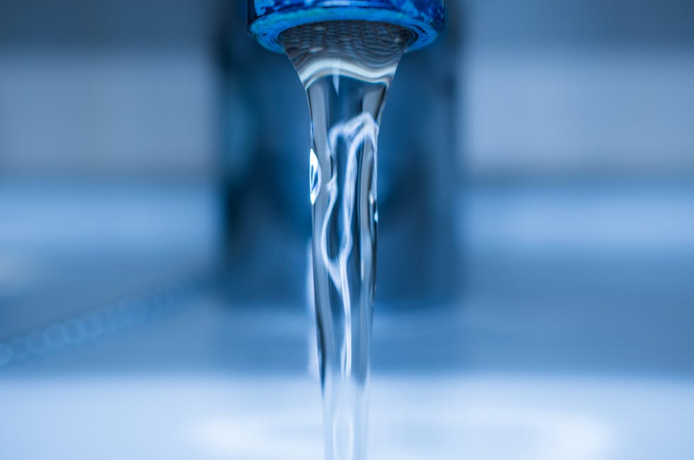 chorro de agua del grifo