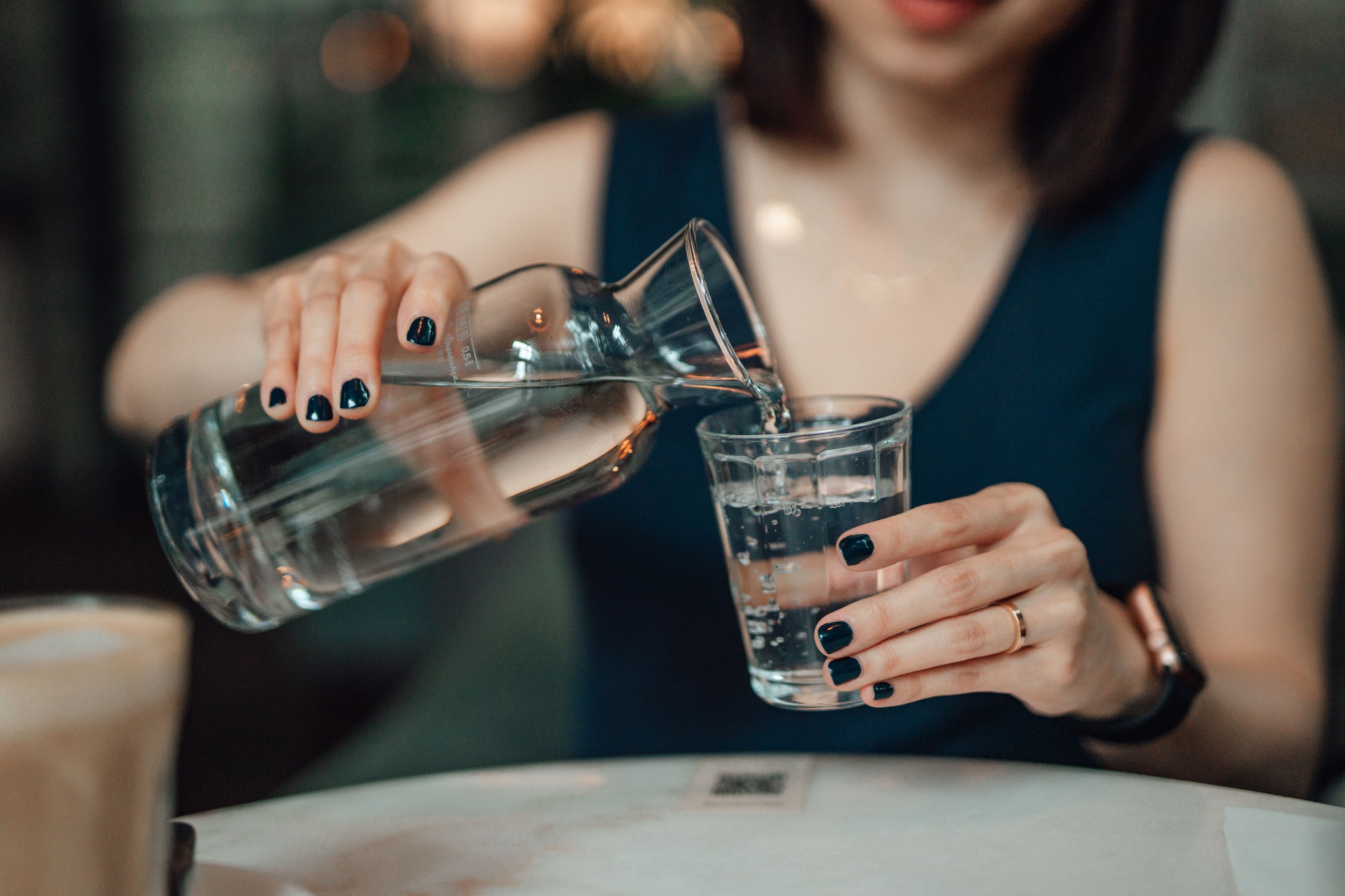 https://hips.hearstapps.com/hmg-prod/images/water-intake-per-day-how-many-glasses-of-water-should-we-drink-a-day-65807978e05aa.jpg