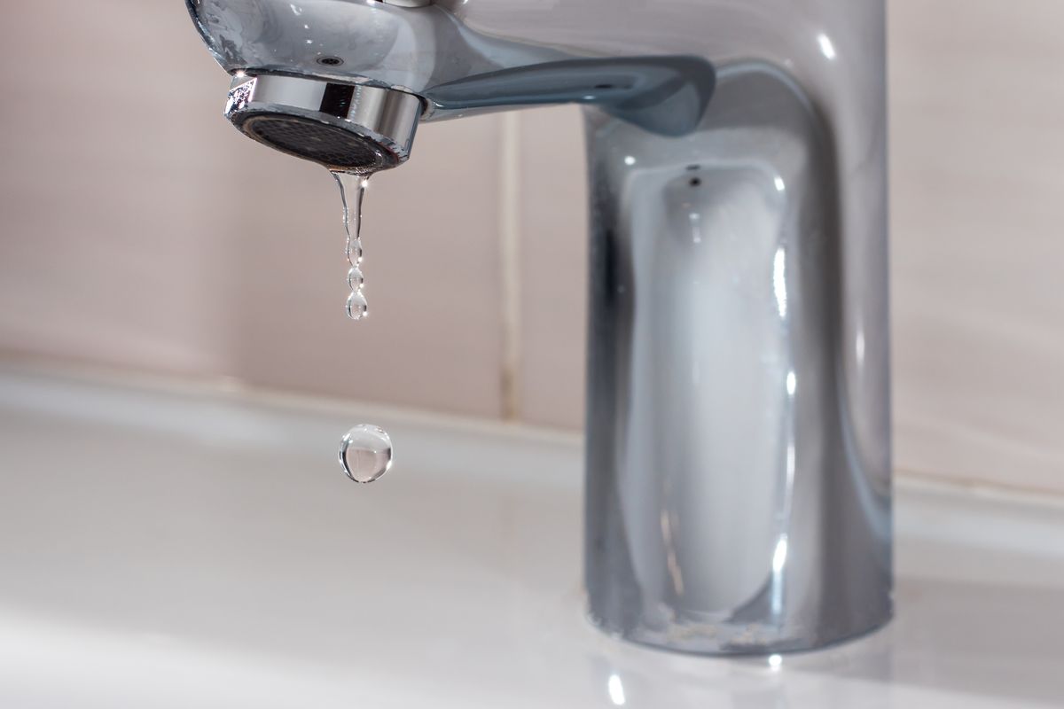tap faucet leaking kitchen sink water
