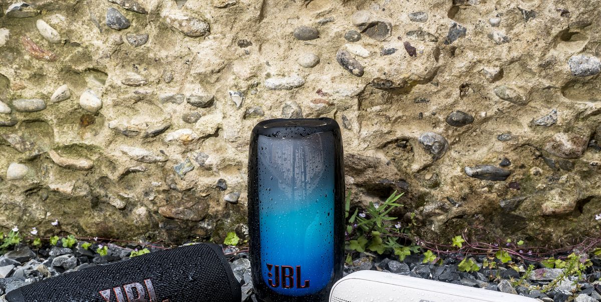  JBL Clip 4 - Portable Mini Bluetooth Speaker, big audio and  punchy bass, integrated carabiner, IP67 waterproof dustproof, 10 hours of  playtime, speaker for home, outdoor travel (Blue) : Electronics