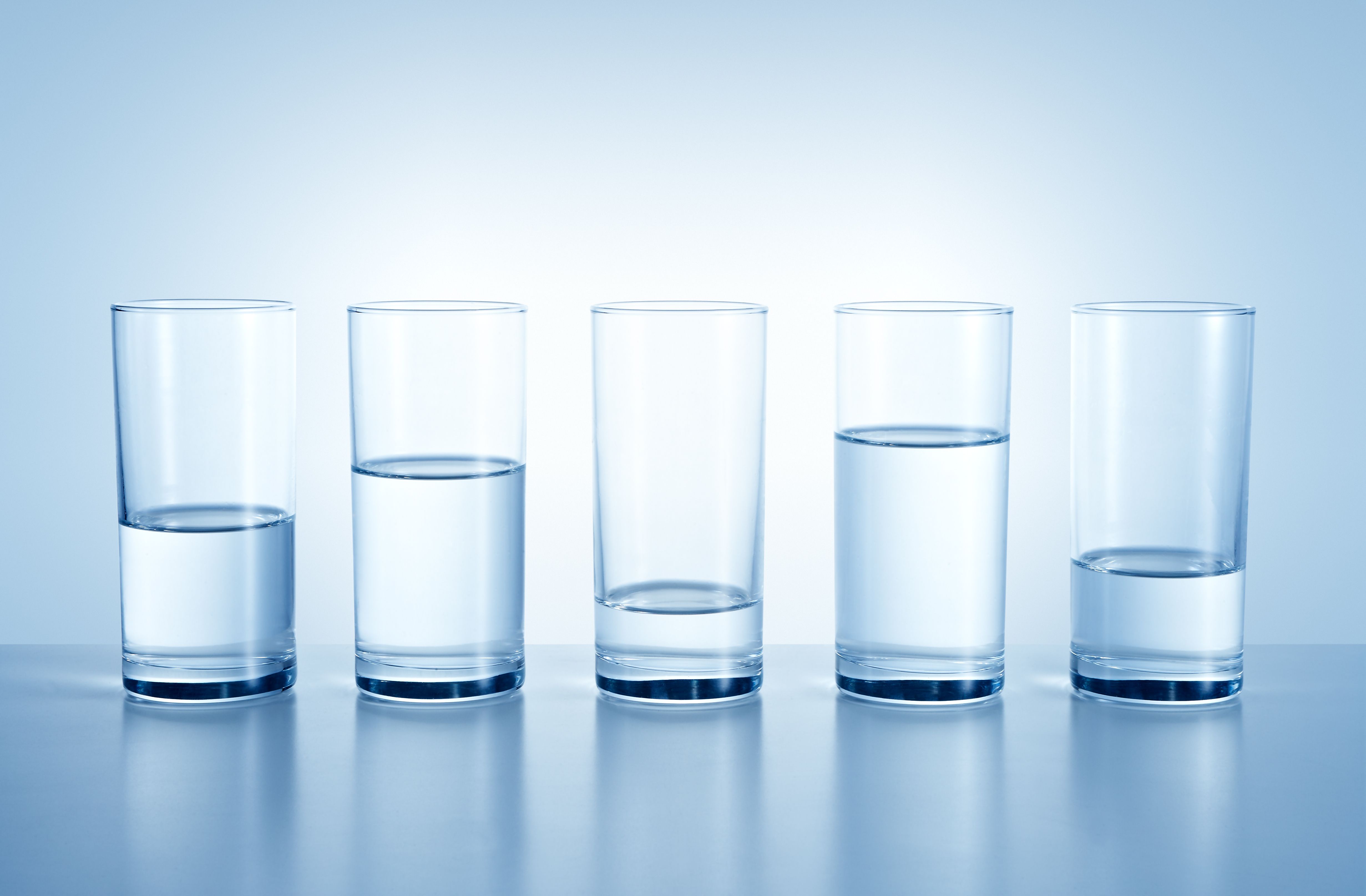 Объем стакана воды. Стакан воды. Стаканчик с водой. Вода в разных стаканах. Четверть стакана.