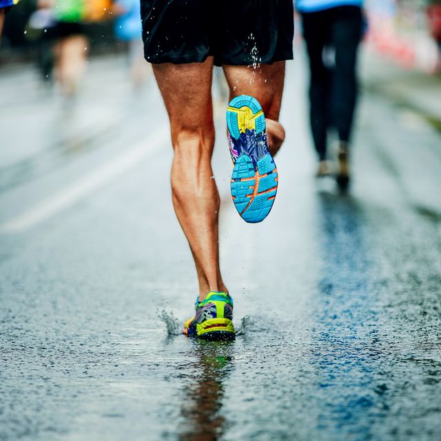 water sprays from under running shoes runner men