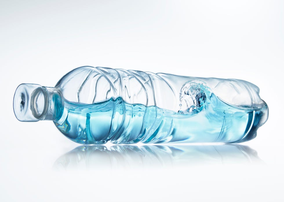 botella de agua con ligero oleaje