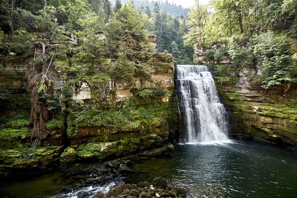 Een van de vele watervallen in de Jura de Saut du Doubs stort zich aan de Zwitsers grens 25 meter in de diepte