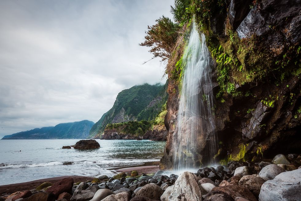 Uma cachoeira na Praia do Porto, na Madeira, Portugal