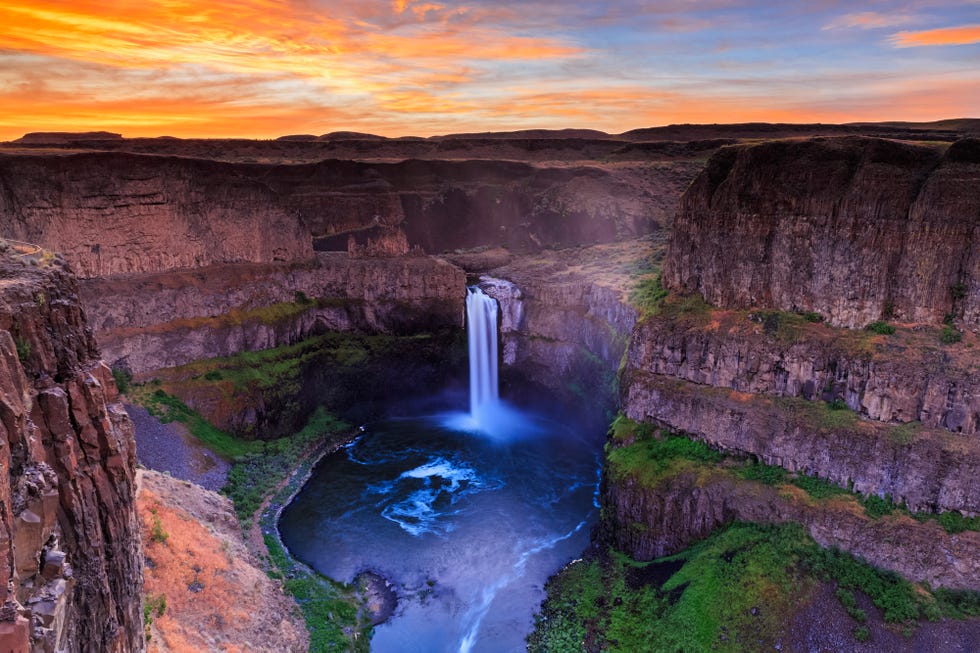 10 Jaw-Dropping Waterfalls to Hike This Spring