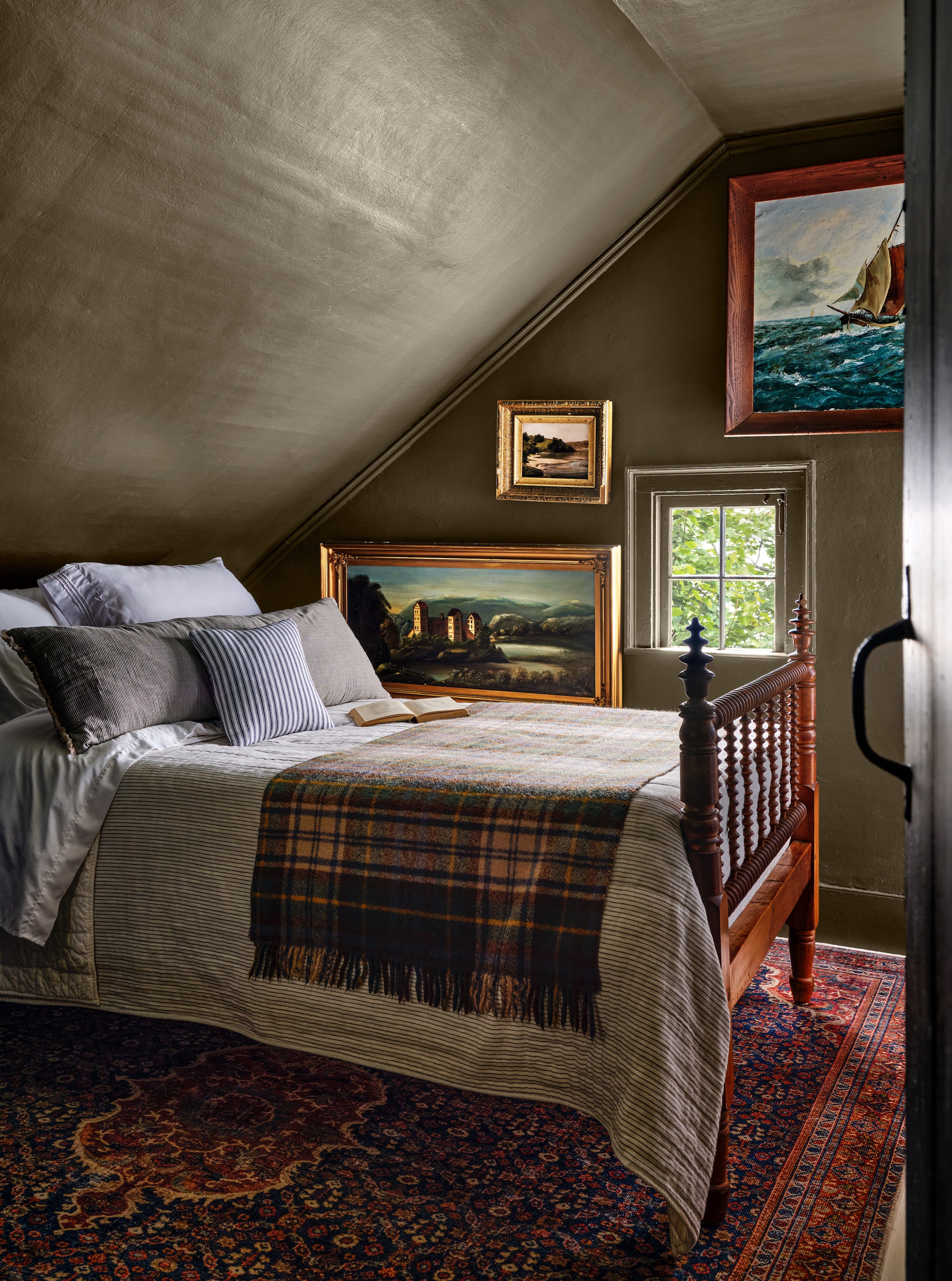 Green and Serene Bedroom