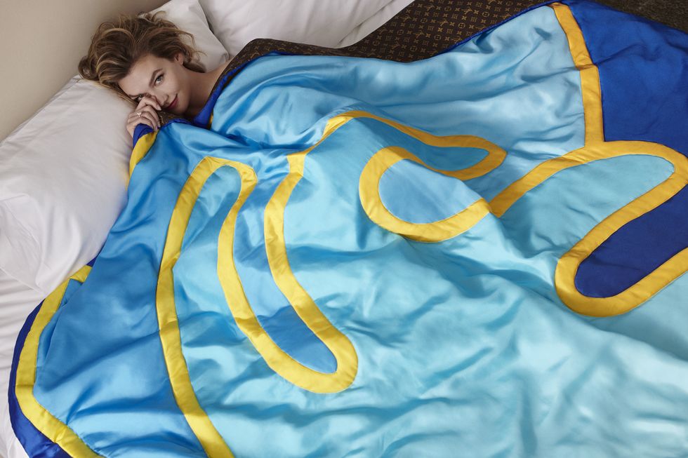 這條LV彩色棉被也太美了！超模Karlie Kloss夏天裸睡只蓋它