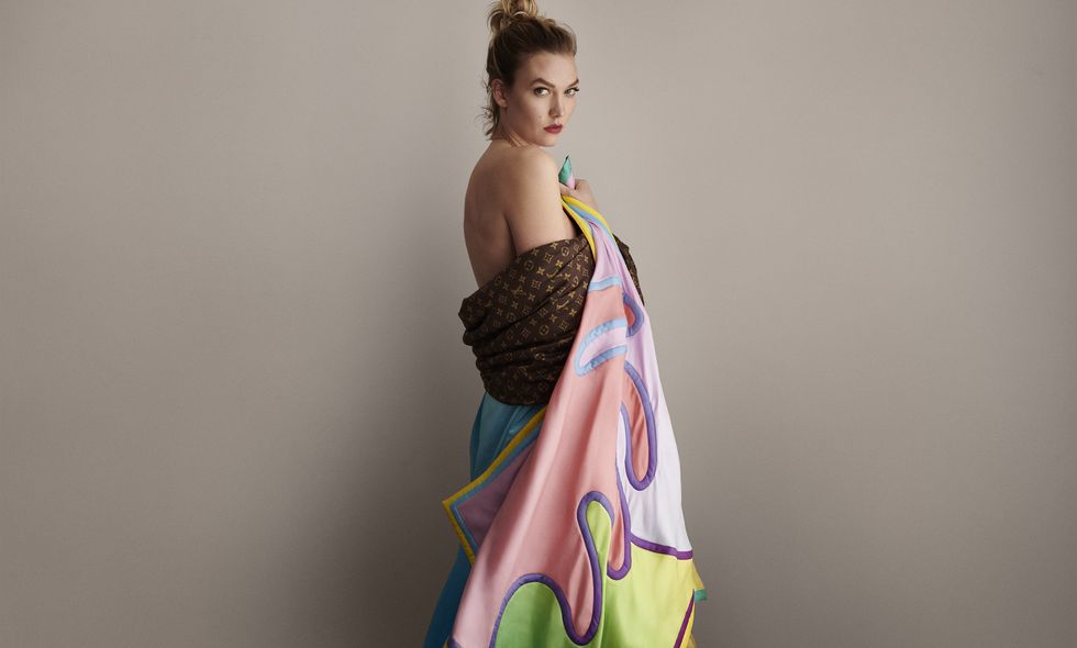 這條LV彩色棉被也太美了！超模Karlie Kloss夏天裸睡只蓋它