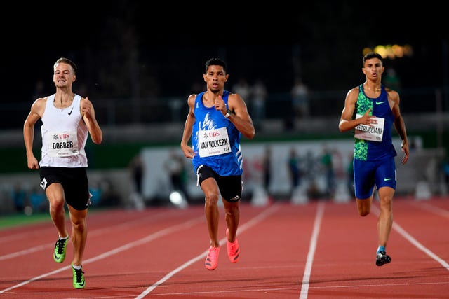 el sudafricano wayde van niekerk corre los 400 metros en bellizona tras tres años lesionado en la rodilla
