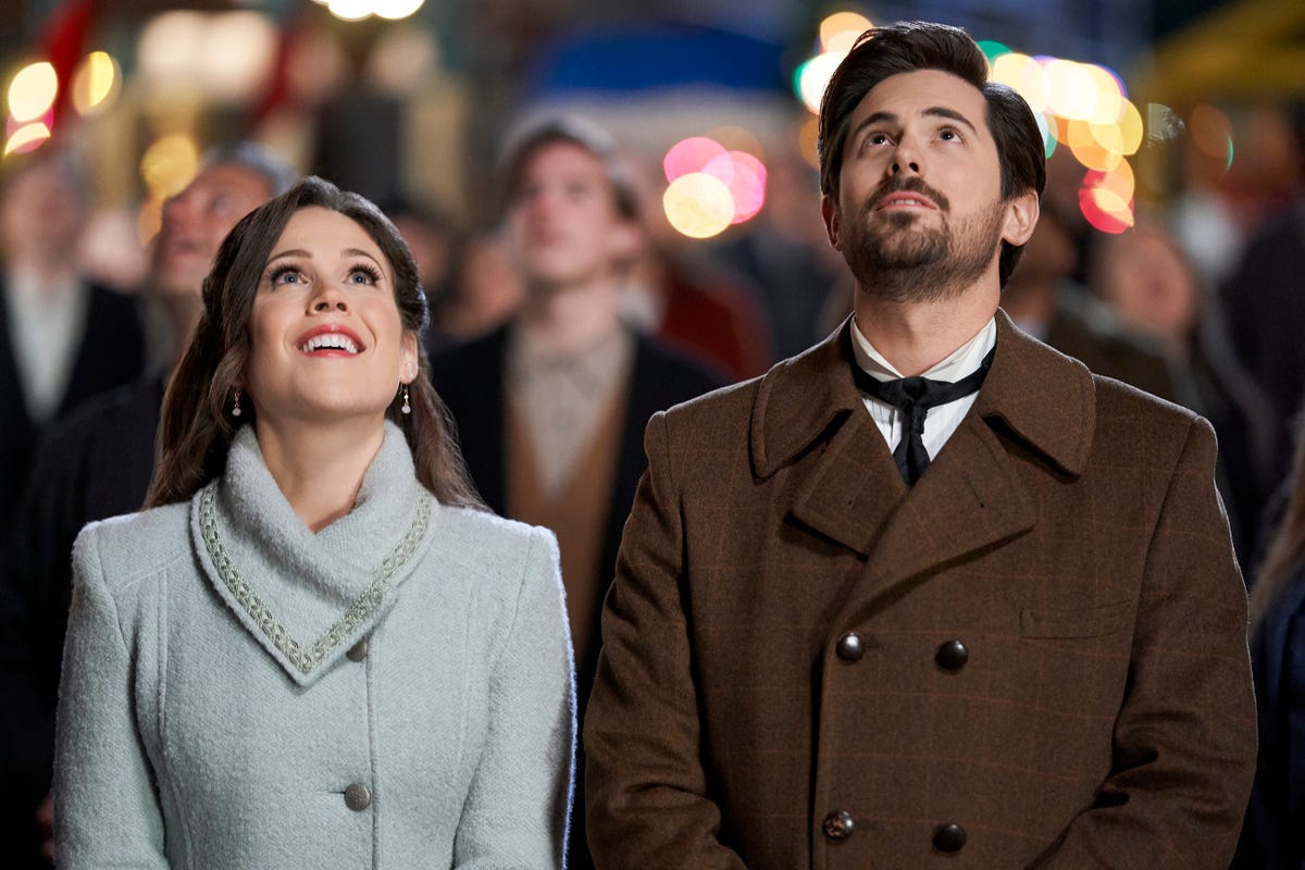 Hallmark Shares First Look at When Calls the Heart Home for Christmas Movie