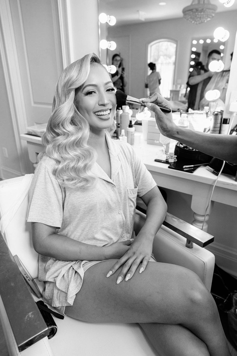 een vrouw laat haar make-up doen voor haar bruiloft