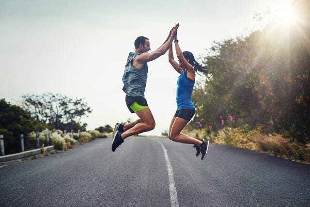 una pareja eufórica tras una carrera