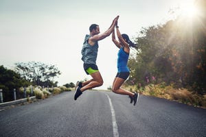 una pareja eufórica tras una carrera