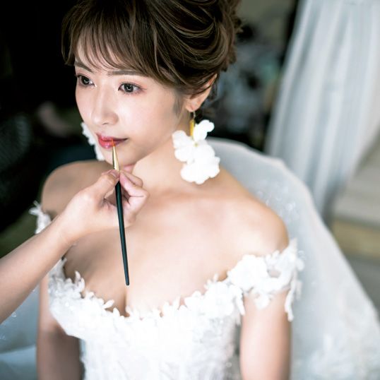 結婚式当日、ウエディングドレス姿でお支度中の舟山久美子さんのバストアップ写真