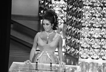 elizabeth taylor at podium to present academy award