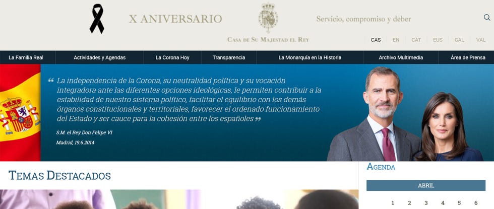 lazo negro junto al emblema por el x aniversario de felipe vi