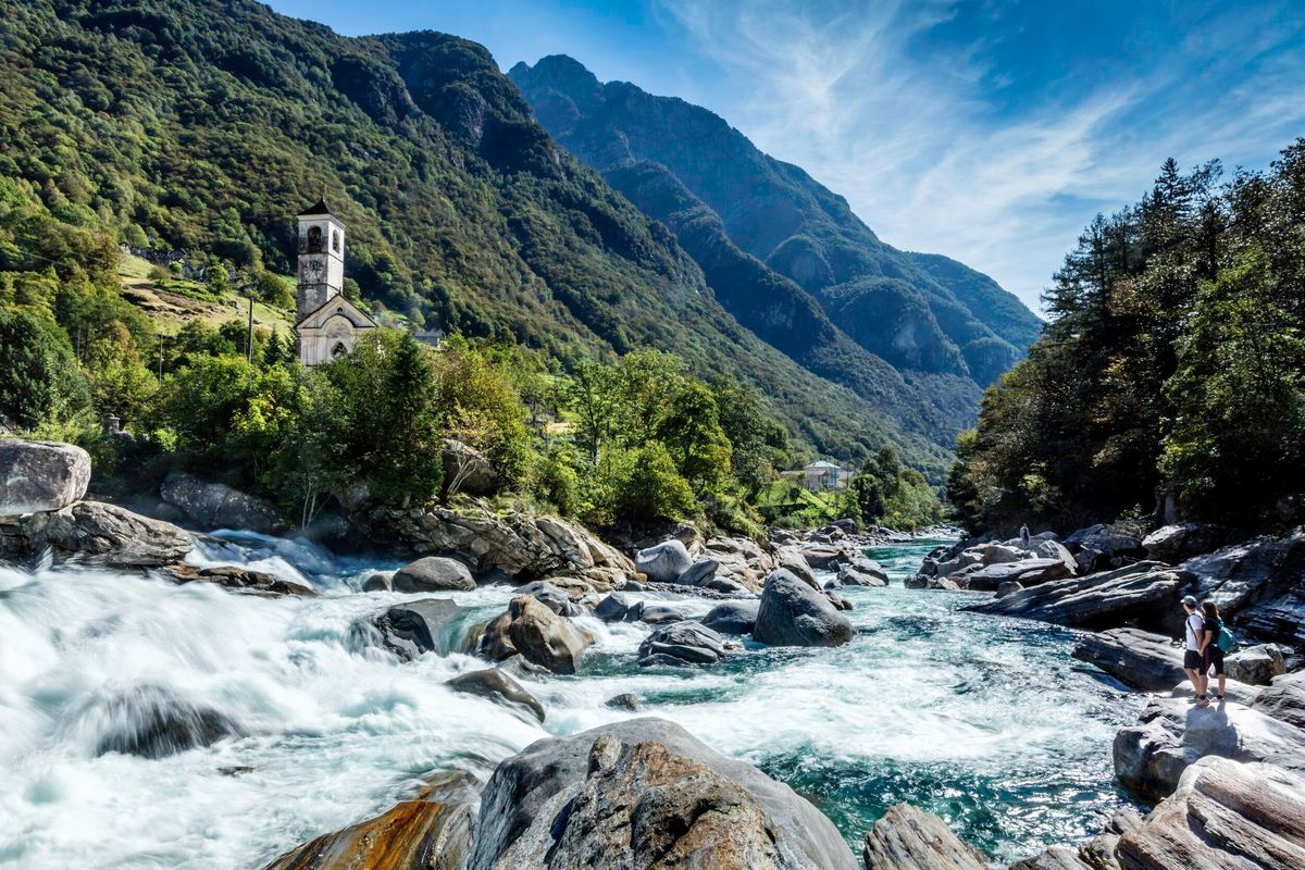 De Verzascarivier baant zich een weg door de gelijknamige vallei in Ticino Zwitserland