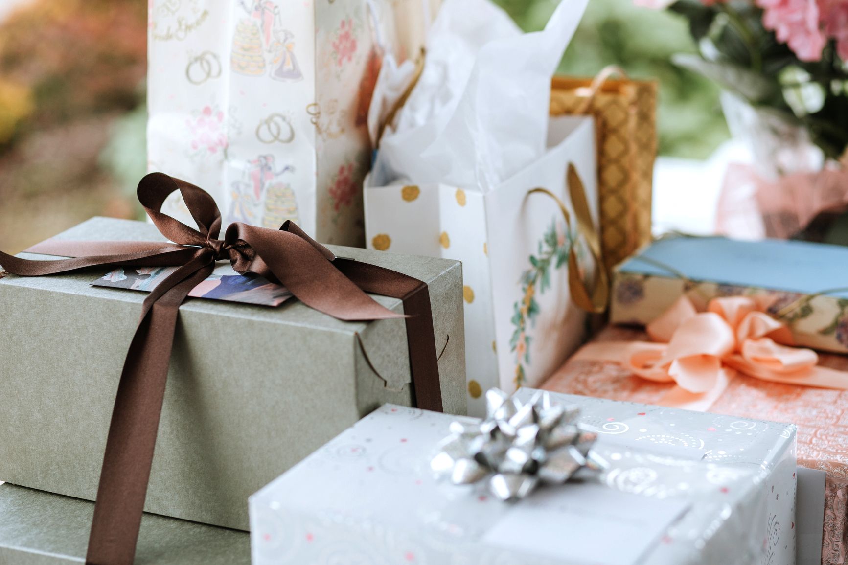 How Much to Spend on a Wedding Gift? Experts Explain. - Zola Expert Wedding  Advice