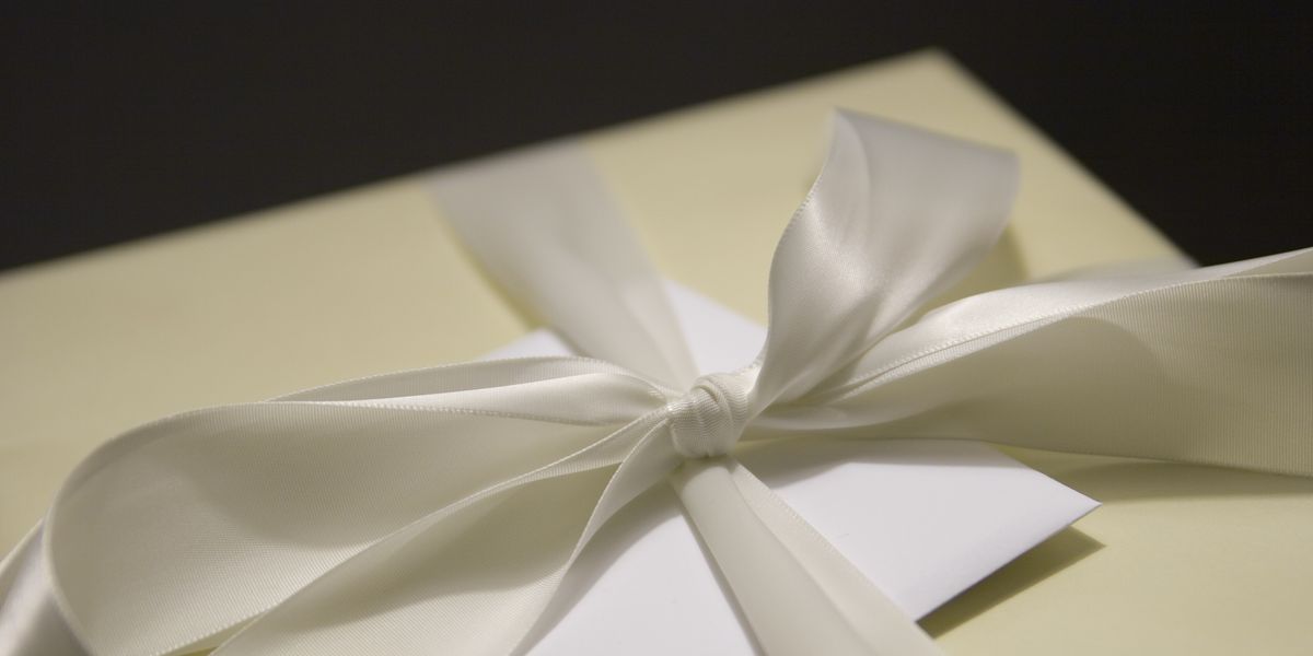How Much Should You Spend on a Wedding Gift?