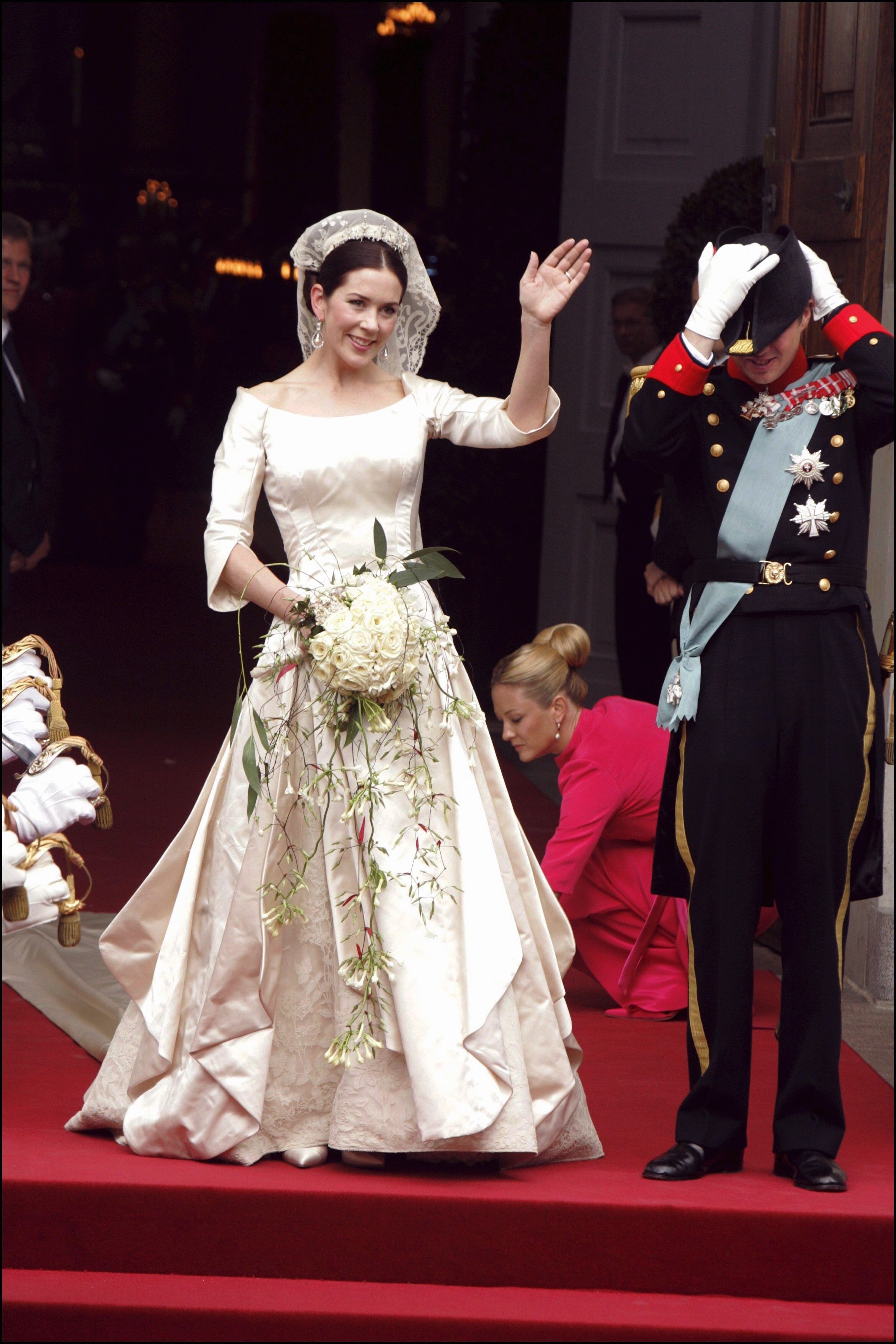 Queen mary's wedding dress best sale