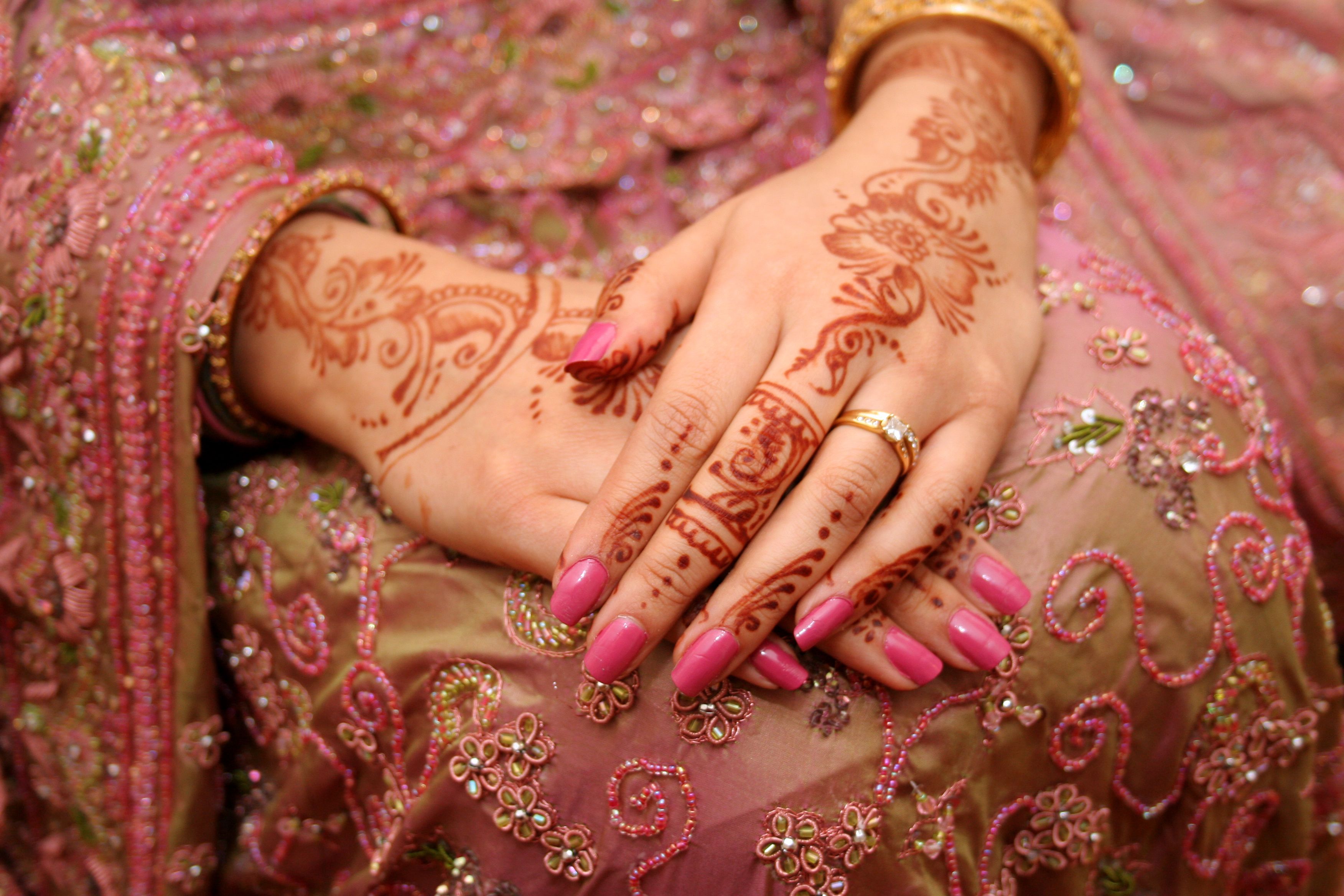 File:Girl hand with mehendi design,Chitwan, Nepal (33046791480).jpg -  Wikimedia Commons