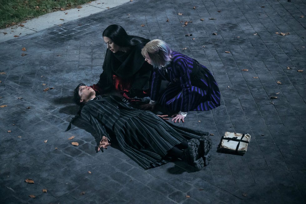 Środa. (od lewej do prawej) Jenna Ortega jako Wednesday Addams, Catherine Zeta Jones jako Morticia Addams, Emma Myers jako Enid w odcinku 201 serialu Wednesday. Źródło: Helen Sloan/Netflix © 2025