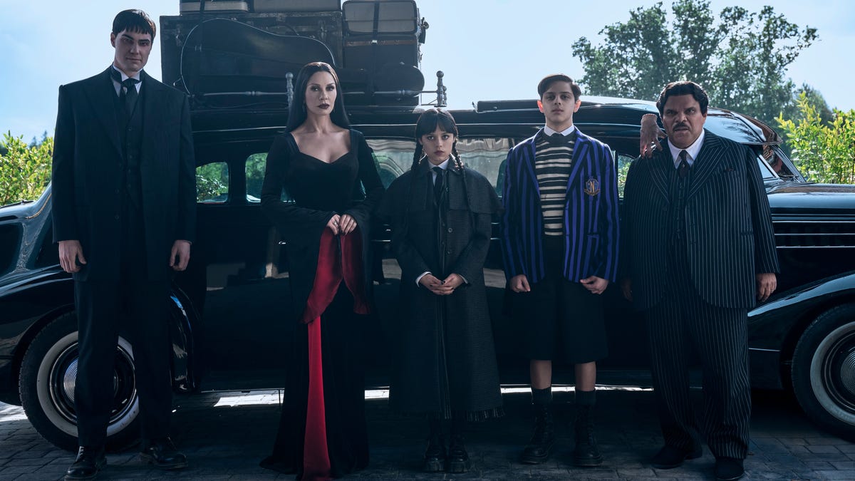Mittwoch. (v.l.n.r.) Joonas Suotamo als Lurch, Catherine Zeta Jones als Morticia Addams, Jenna Ortega als Wednesday, Isaac Ordonez und Pugsley Addams, Thing, Luis Guzmán als Gomez Addams in Folge 201 vom Mittwoch. cr. Helen Sloan/Netflix © 2025