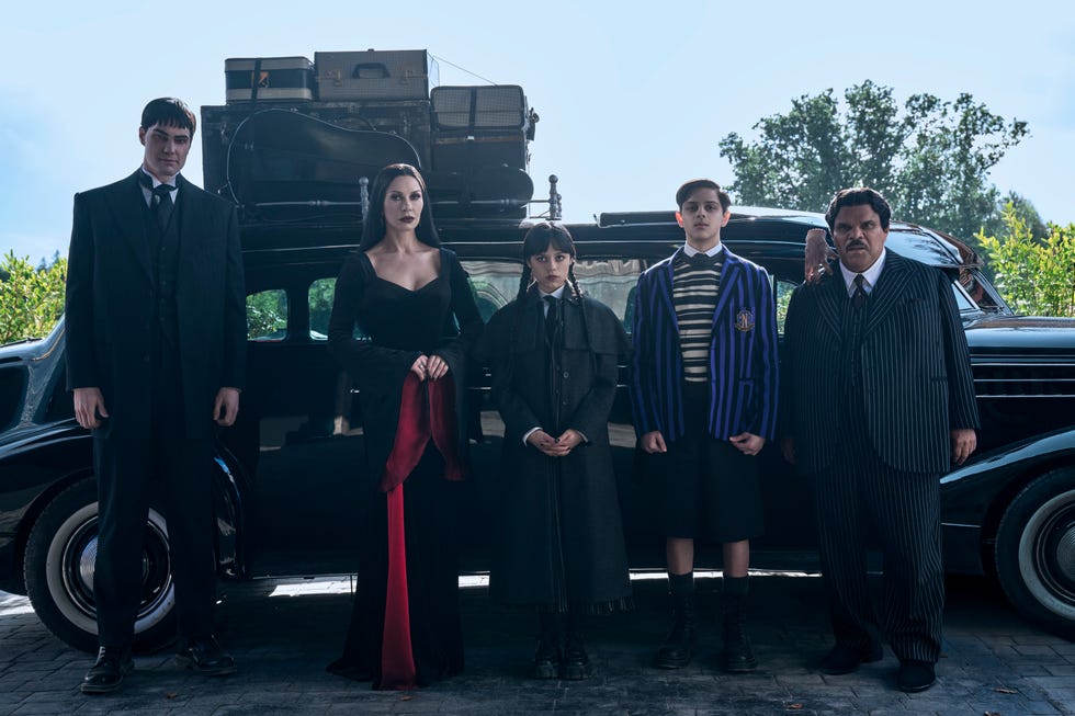 wednesday. (l to r) joonas suotamo as lurch, catherine zeta jones as morticia addams, jenna ortega as wednesday, isaac ordonez aș pugsley addams, thing, luis guzmán as gomez addams in episode 201 of wednesday. cr. helen sloan/netflix © 2025