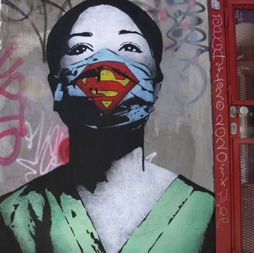 graffiti werk van verpleegster met superman mondkap gemaakt door artiest fake, in april 2020