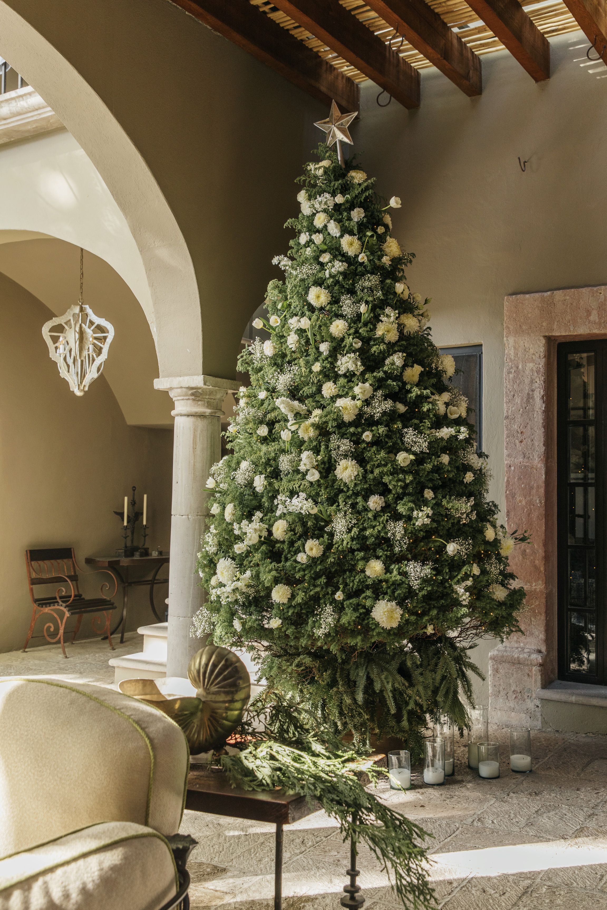 25+ Inexpensive Christmas Tree Decorating Ideas - FarmFoodFamily | Rustic christmas  tree, Beautiful christmas, Beautiful christmas trees