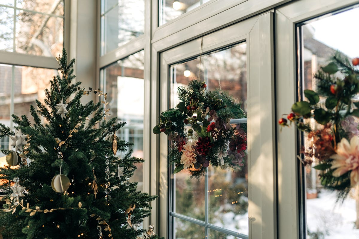 30+ Christmas Window Decor Ideas - Holiday Window Decorations