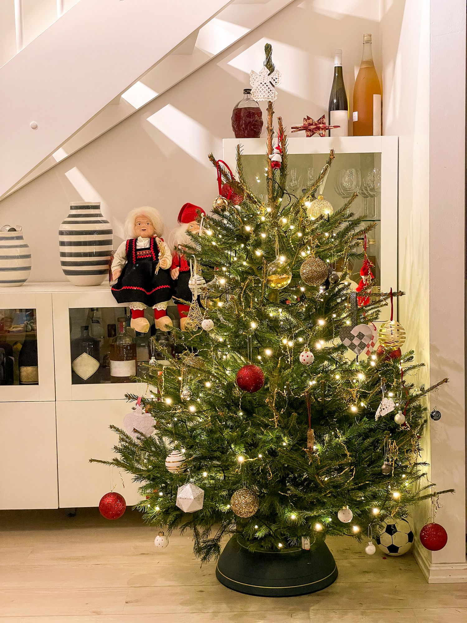 Eclectic Christmas Tree Ideas For a Unexpected, Unique Look