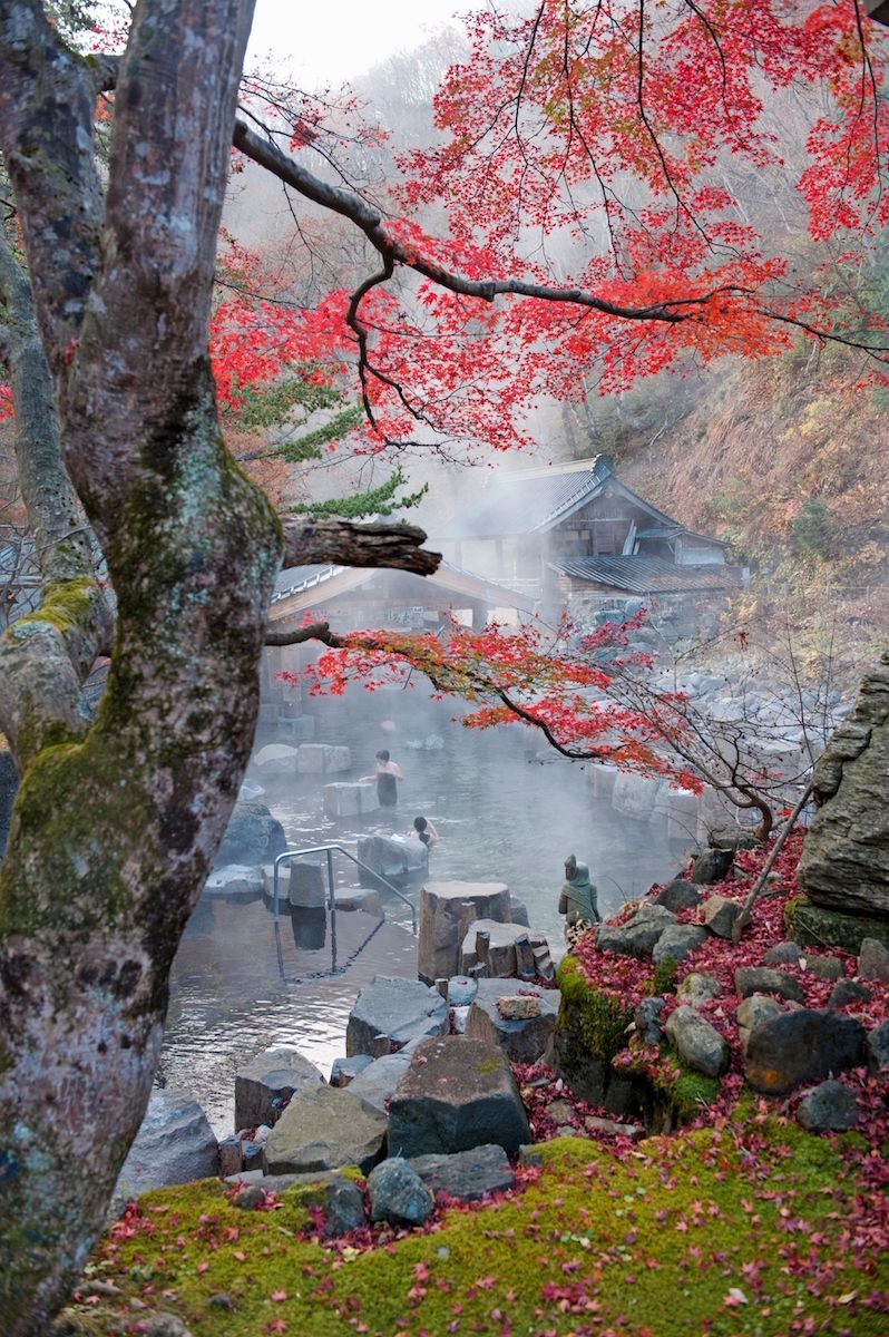 Onsen Takarakawa ligt in een spectaculaire beboste vallei op nog geen drie uur reizen van Tokio In de herfst kleuren de bomen er dieprood felgeel en oranje