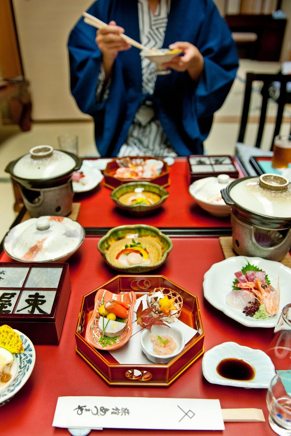 De tafel staat vol kunstwerkjes bij Ryokan Azumaya bij onsen Yunomine De traditioneel vegetarische keuken van Japan is een feest van kleur en smaken Meest creatief gebruikte ingredinten zijn radijs en soja