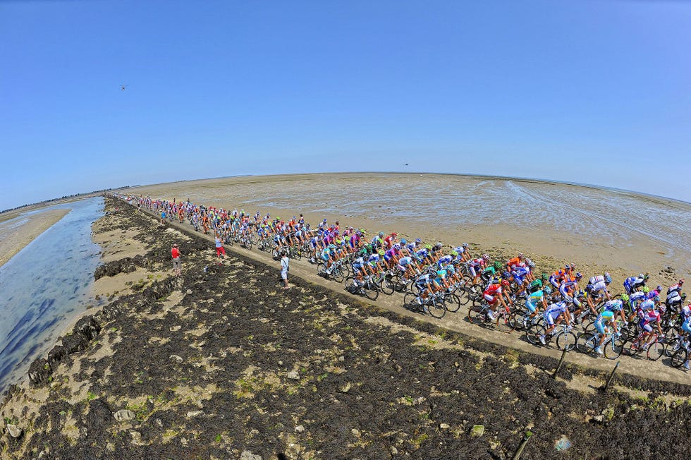 Tijdens de Tour de France rijdt het peloton over de Passage du Gois een natuurlijke zeedijk aan de Atlantische kust van Frankrijk die tweemaal per dag bij vloed onder water komt te staan