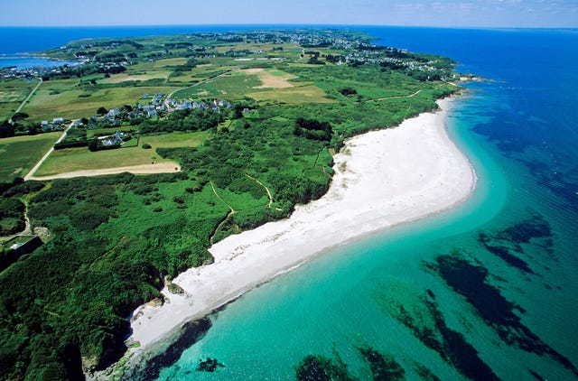De zon schijnt op de kust van het le de Groix waar bezoekers naar scheepswrakken uit de Tweede Wereldoorlog kunnen duiken