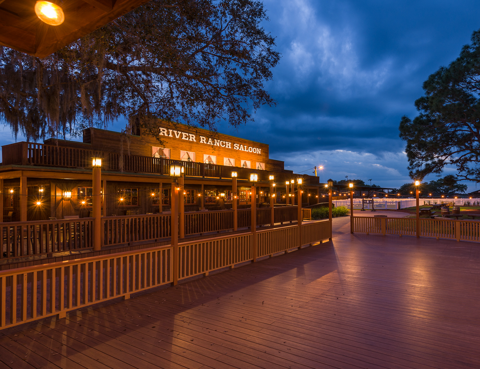 River Ranch Salon en Westgate Resort, un salón antiguo con pista de baile de madera