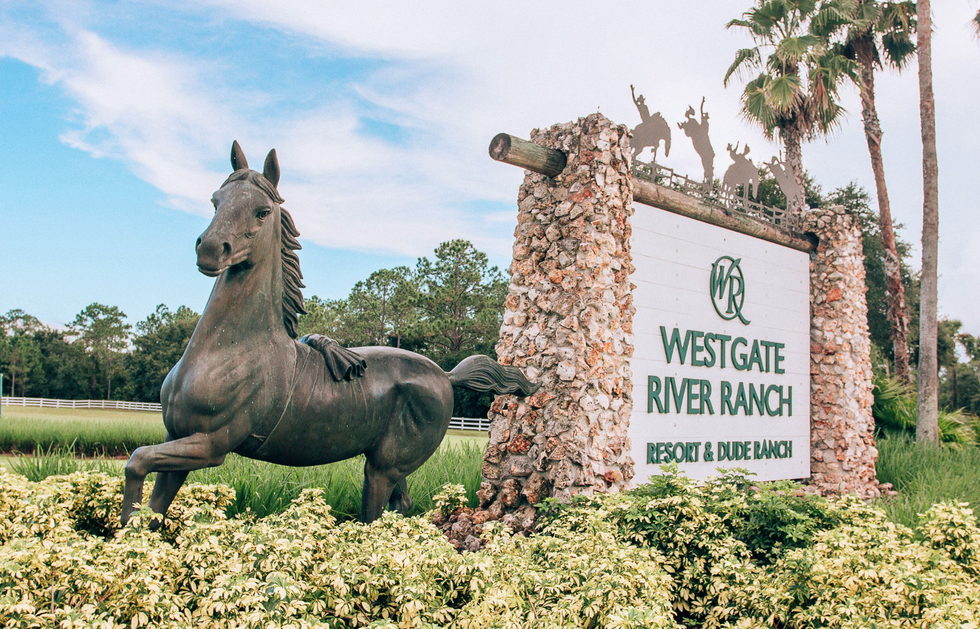 Entrada y cartel de bienvenida a Westgate River Ranch