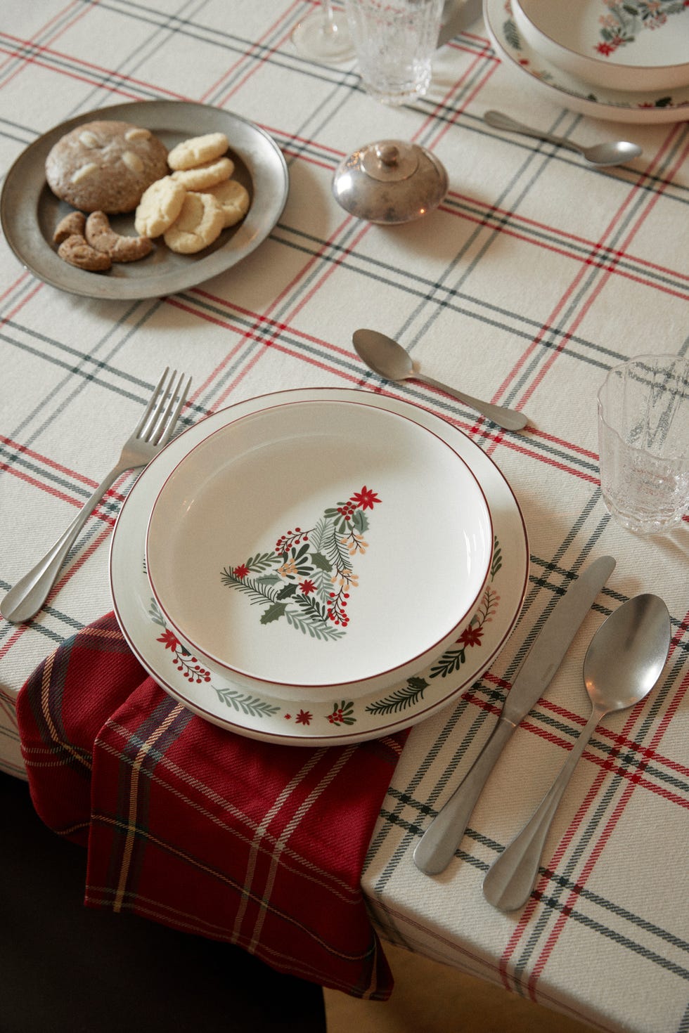 table with checkered tablecloth by westwing