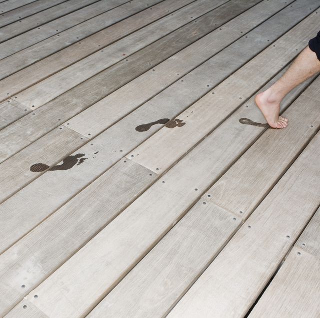 natte voetafdrukken op houten vloer