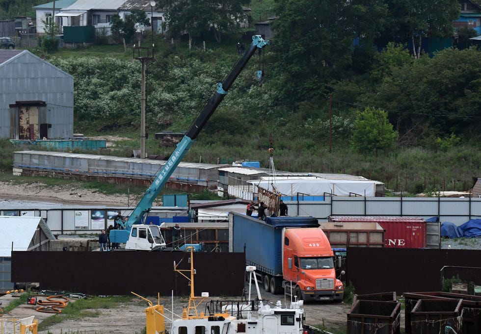Met een hijskraan wordt een orka op een vrachtwagen geladen De reis per truck en schip naar de plek waar de dieren in het wild zullen worden uitgezet kan vijf dagen duren De autoriteiten hebben nog niet laten weten of de dieren meteen na aankomst zullen worden uitgezet of dat ze de kans krijgen te acclimatiseren