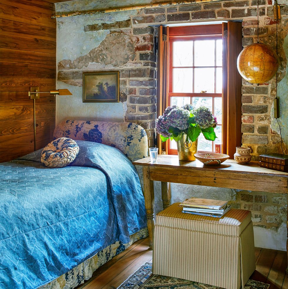bedroom with stone and lime wah