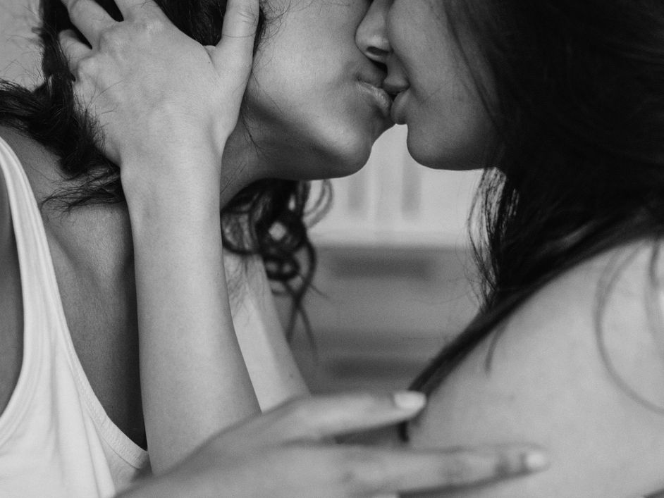 Lesbians Kissing And Tribbing - Tribbing - Lesbian tribbing guide