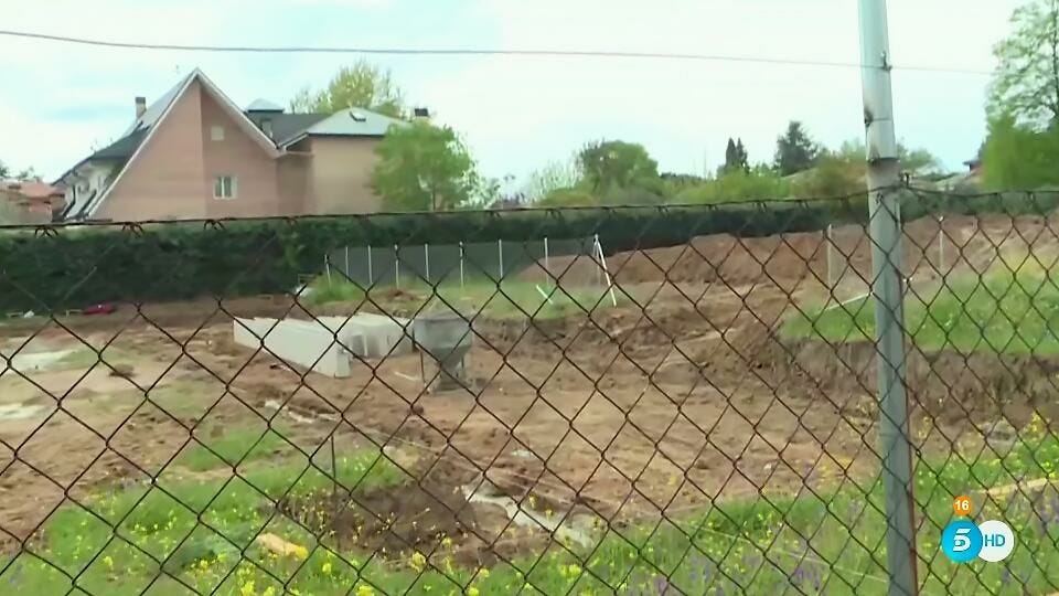 Wire fencing, Chain-link fencing, Land lot, Fence, Property, Home fencing, Grass, Rural area, Soil, Yard, 