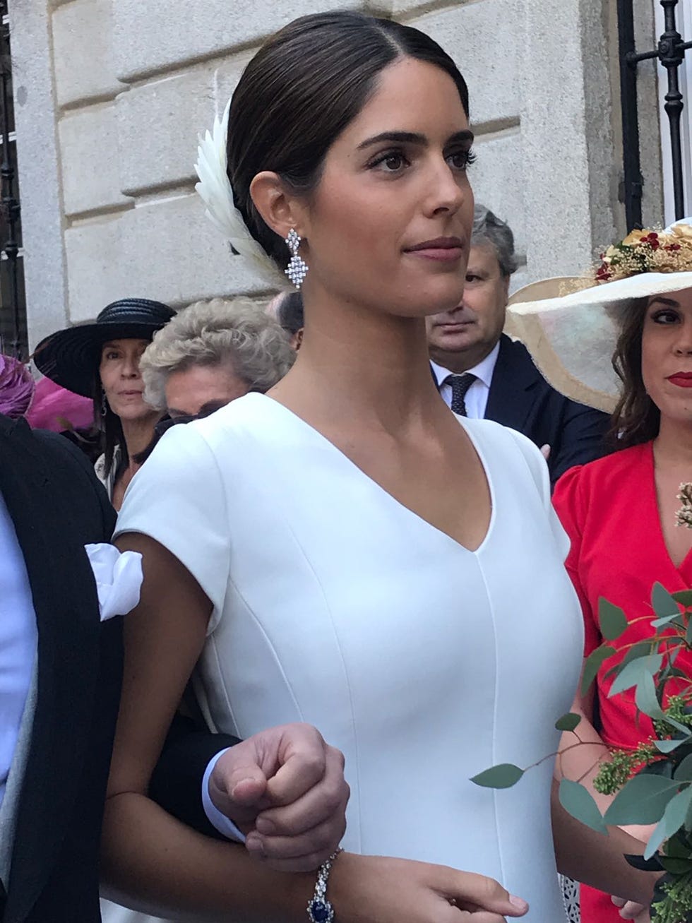 White, Beauty, Shoulder, Fashion, Lip, Dress, Neck, Event, Chest, Fashion accessory, 