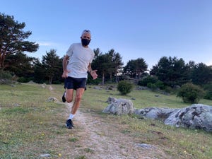 chema martínez corriendo con mascarilla